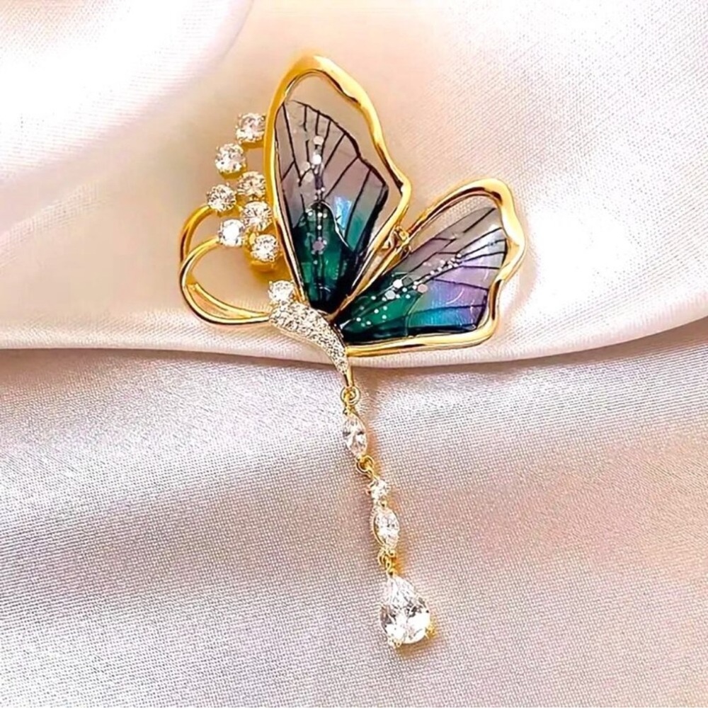 NWOT - Elegant Gold Tone Butterfly Brooch with Crystal Details